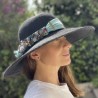 Sombrero de ala ancha con tira huichol tejida y bordada a mano