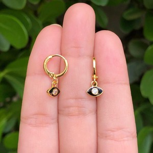 Aretes Arracada Ojo Negro Chapa de Oro AZ55