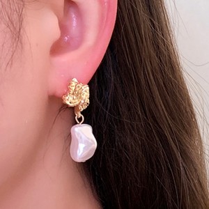 Aretes Arrugados Dorados con Perla 1E4