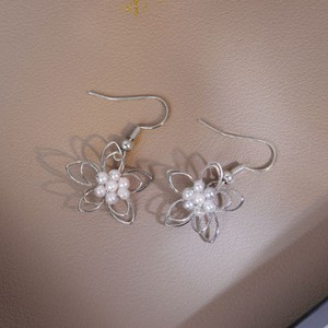 Aretes Flor y Perlitas Plateada 2D7