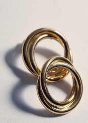 Pendientes circulares entrelazados