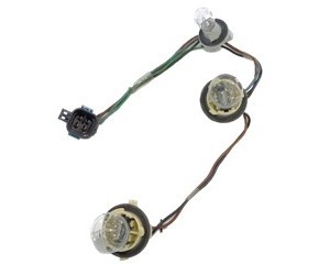 ARNES (SK38518) JGO. DE ARNES CON CONECTOR 4 TERMINALES PLANAS CON SOQUET Y FOCO 158G Y 2 SOQUET C/FOCO 3157.
