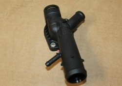 BRIDA (03L121132F) BRIDA TOMA AGUA VENTO MOTOR DIESEL 1 BULBO 1 PIPETA 2 SALIDAS INCLUYE SENSOR TEMP
