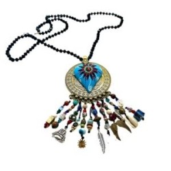Collar con corazón de madera pintado a mano y dijes