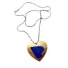 Collar con corazón de metal y madera