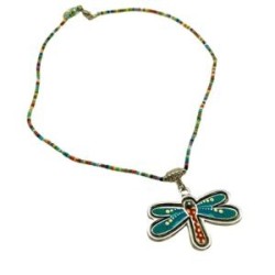 Collar con LIBELULA pintada a mano y chaquira.
