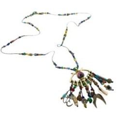 Collar con ojo y dijes de protección