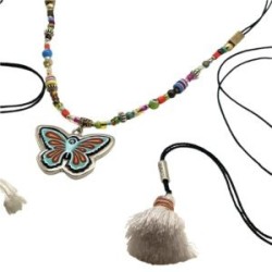 Collar con mariposa de madera pintada a mano
