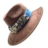 Sombrero de Gamuza con cinta bordada de mezclilla con diferentes dijes