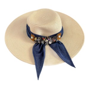 Sombrero con cinta de mezclilla y piel tejida con diferentes dijes bordados