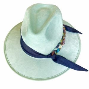 Sombrero de Gamuza azul aqua con cinta de mezclilla tejida y diferentes dijes bordados