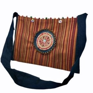 Bolsa de tela boho con cristales, mezclilla y circulo de piel