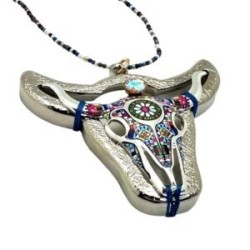 Collar con TORO de metal pintado y atado a bisel
