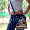 Bolsa “Cross Body” de mezclilla con LIBELULA pintada a mano