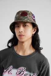 Gorro de cubo con parche de camuflaje