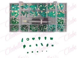Decoración con cristales en diferentes tamaños VERDE y katana para uñas, en estuche rígido aprox de 12.5x 24.5cm con 20 division