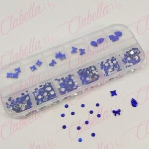 Decoración CRISTALES AZUL CON FIGURAS para uñas, aprox 400 piezas en pastillero – estuche de plástico de 13x5cm con 12 divisione