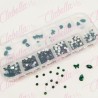 Decoración CRISTALES VERDE CON FIGURAS para uñas, aprox 400 piezas en pastillero – estuche de plástico de 13x5cm con 12 division