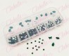 Decoración CRISTALES VERDE CON FIGURAS para uñas, aprox 400 piezas en pastillero – estuche de plástico de 13x5cm con 12 division