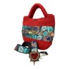 Bolsa tejida y bordada a mano con dijes y cristales color rojo