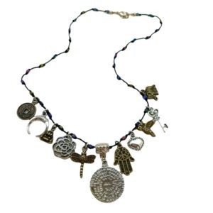 Collar con diferentes dijes de protección y fortuna.
