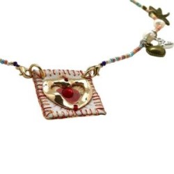 Collar con escapulario (corazón), hilo y chaquira