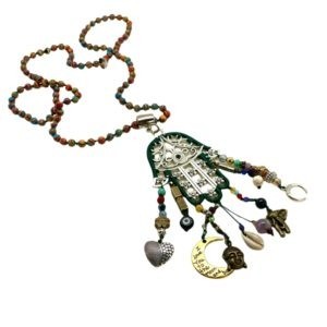 Collar largo con Hamsa bordado con dijes.