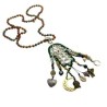 Collar largo con Hamsa bordado con dijes.