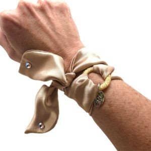 Pulsera de satín con aro bordado color dorado