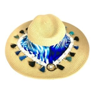 Sombrero Celulosa color paja con cinta de tela en tonos azules, flecos y cristales.