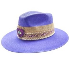 Sombrero con parche de corazón y chaquira